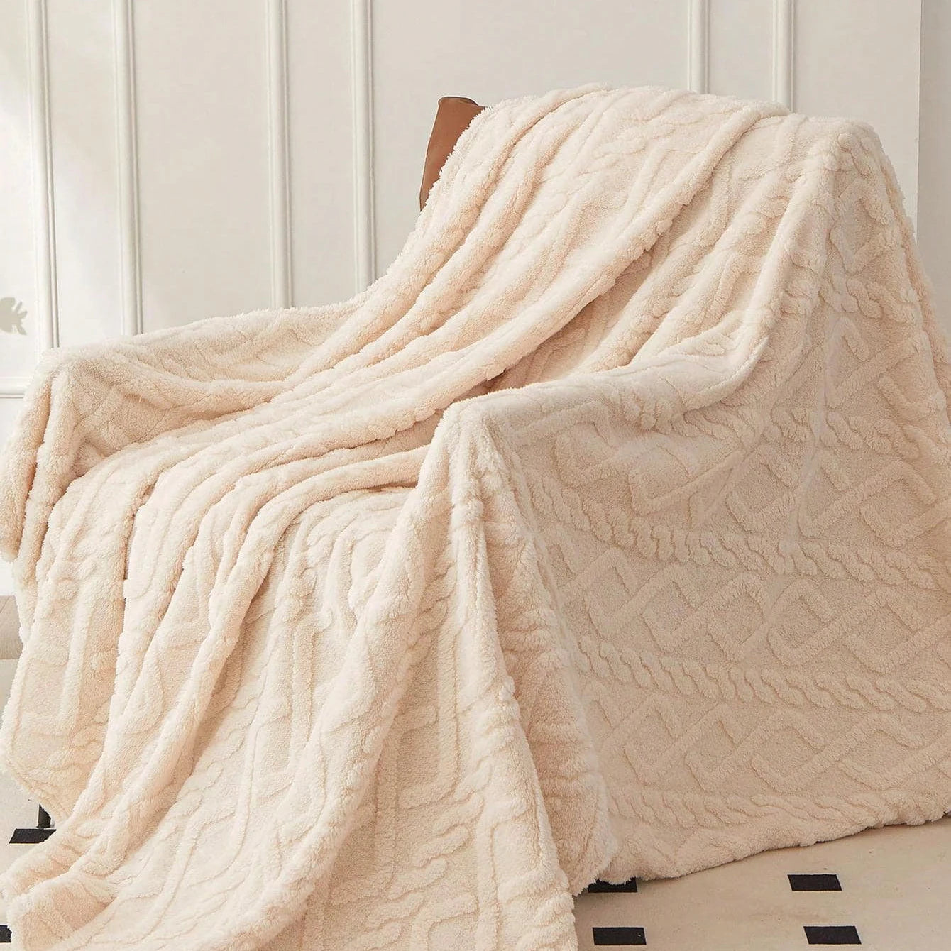 1pc Single-Layer Coral Fleece Blanket, Lightweight Multi-Purpose Sofa & Nap Cover