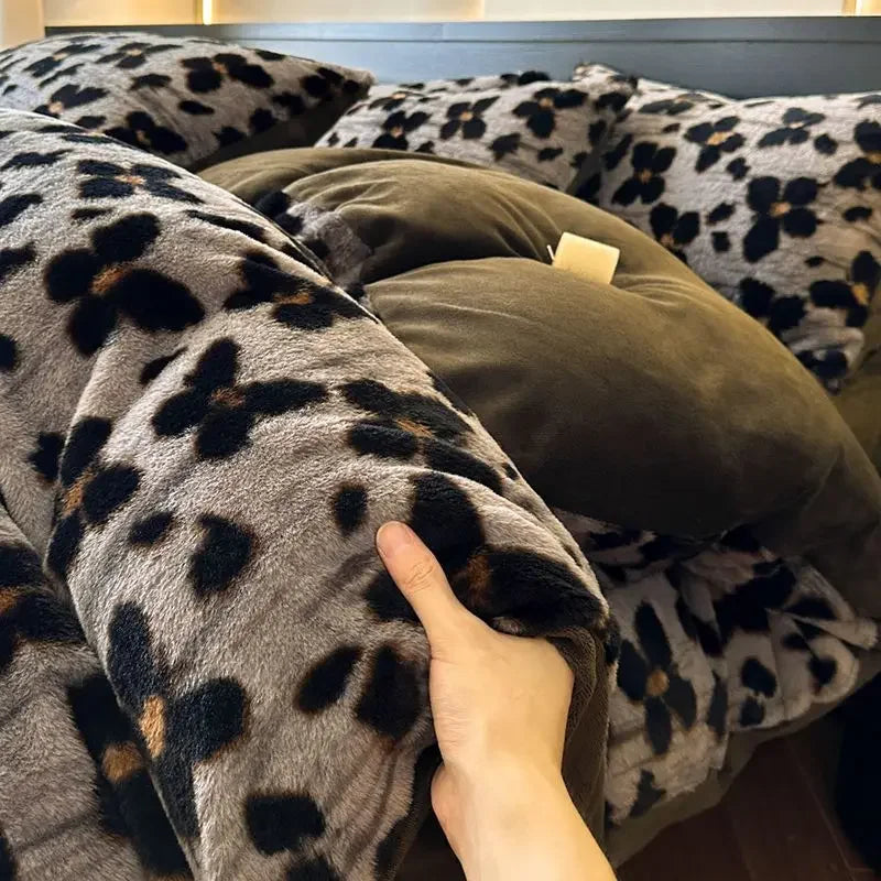 4-Piece Thick Thermal Fleece Bedding Set – Class A Rabbit Plush & Coral Fleece, Leopard Print Quilt Cover, Bed Sheet & Pillowcases